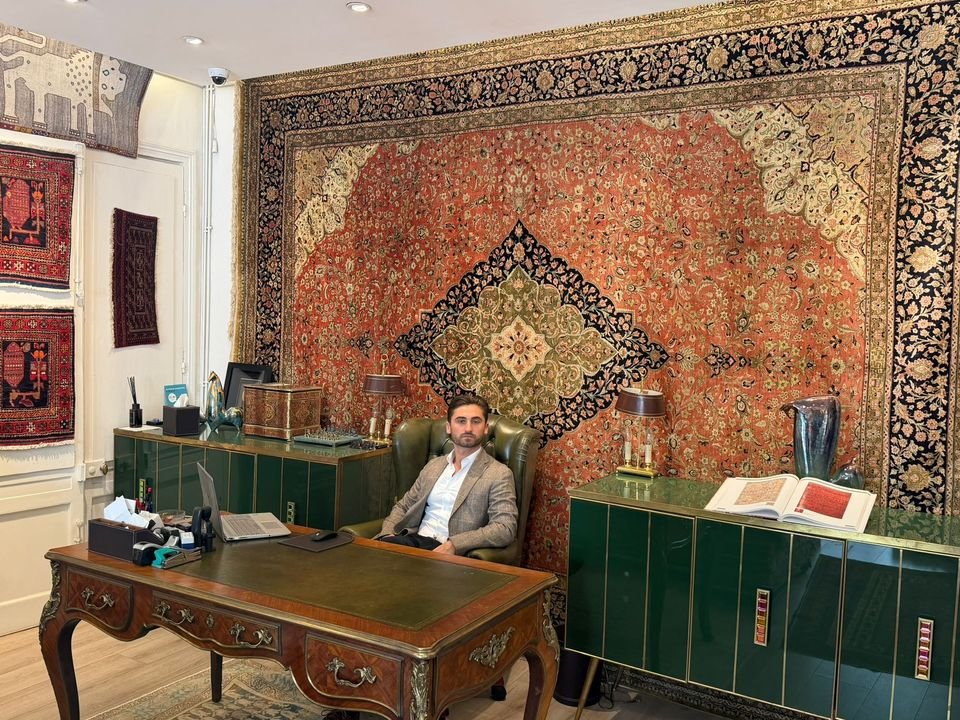 Le bureau de Babylone Tapis, devant un grand tapis à médaillon central