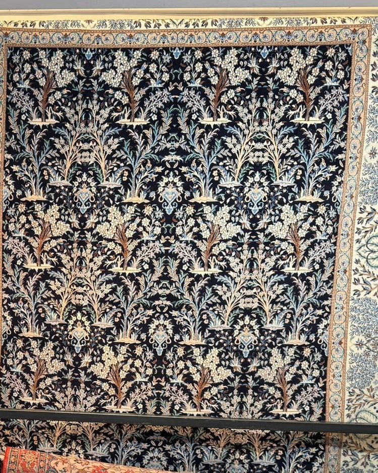 Tapis bleu nuit à motif arbre de vie, suspendu dans le showroom