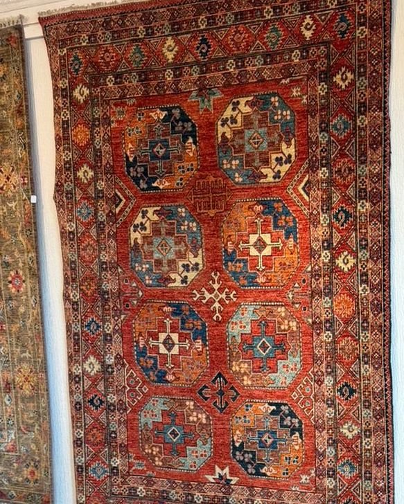 Tapis rouge à motifs géométriques octogonaux, suspendu