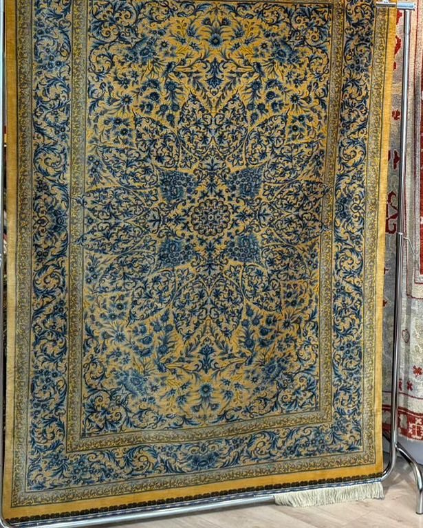 Tapis jaune et bleu à motif floral sur présentoir, grand tapis rouge à motifs floraux