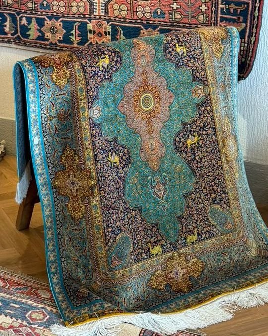 Tapis de soie turquoise à médaillon, sur présentoir