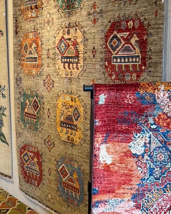Tapis à grands motifs floraux sur fond clair