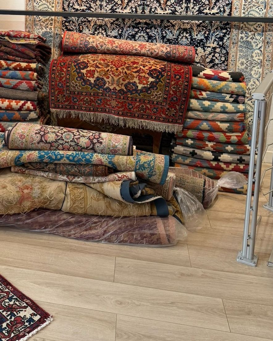 Piles de kilims aux motifs géométriques colorés