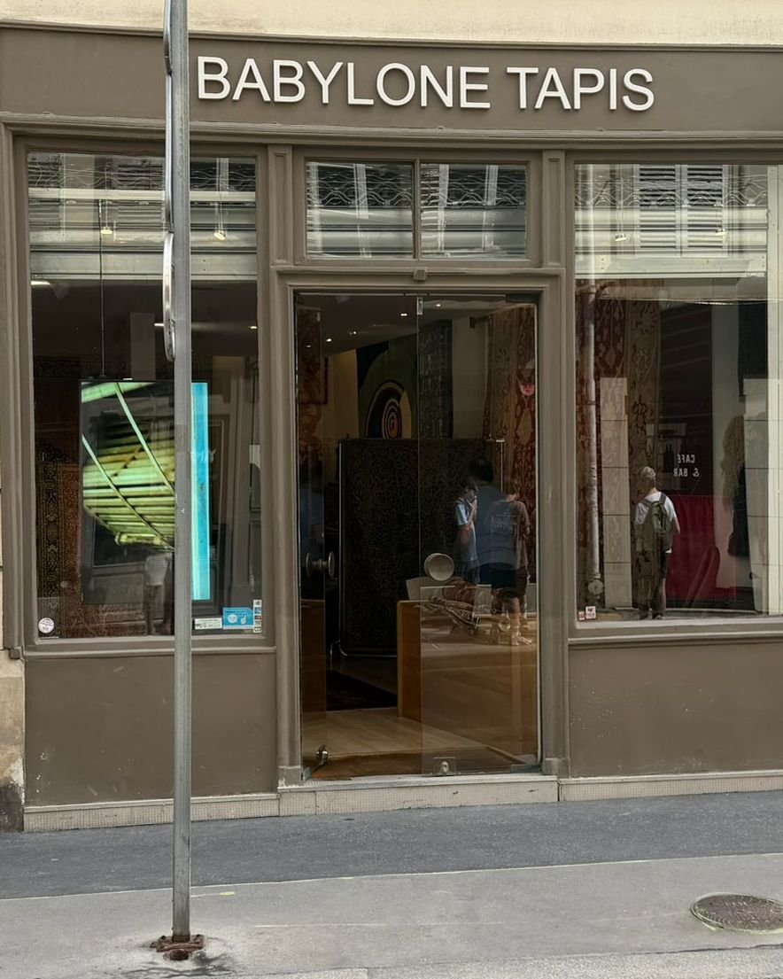 Devanture de Babylone Tapis, rue de Babylone à Paris