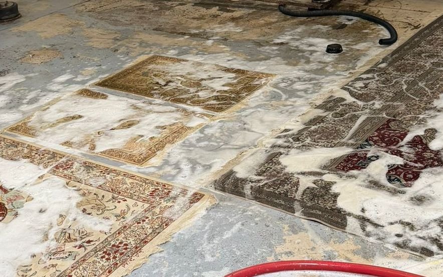 Tapis couverts de mousse pendant le lavage à l'atelier