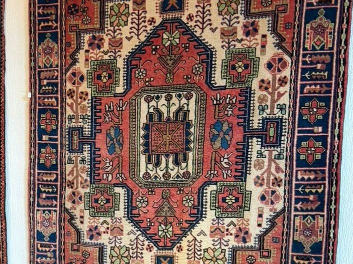 Tapis noués main suspendus dans le showroom