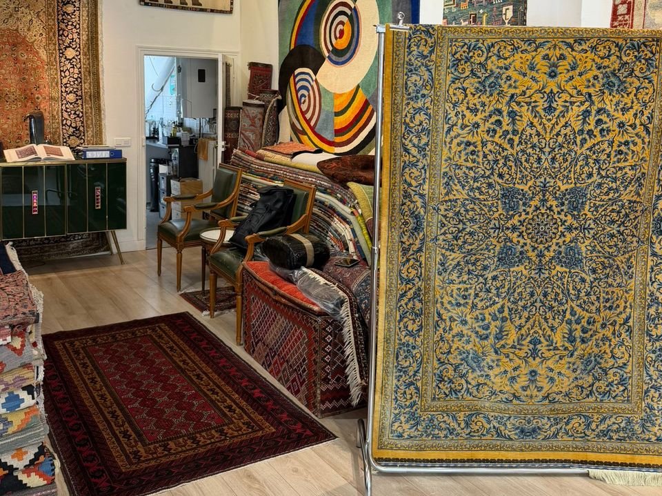Tapis modernes et classiques présentés dans le showroom