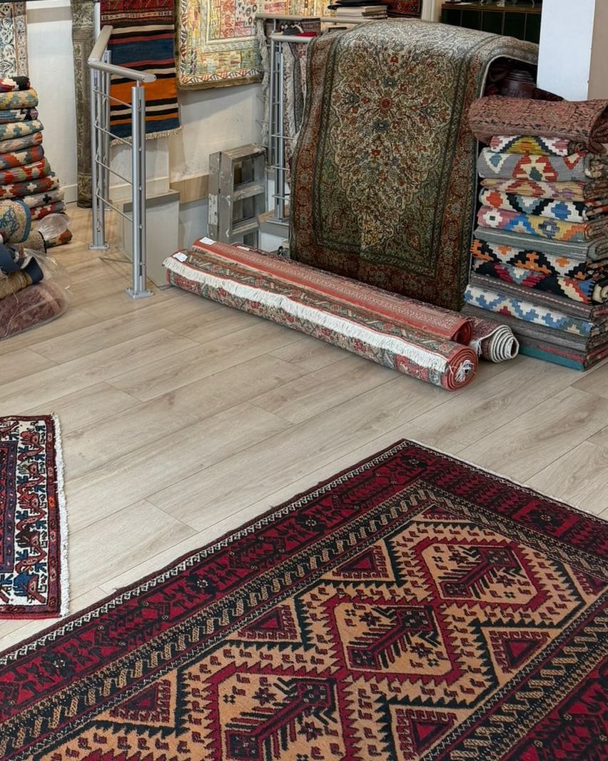Tapis roulés et kilims empilés